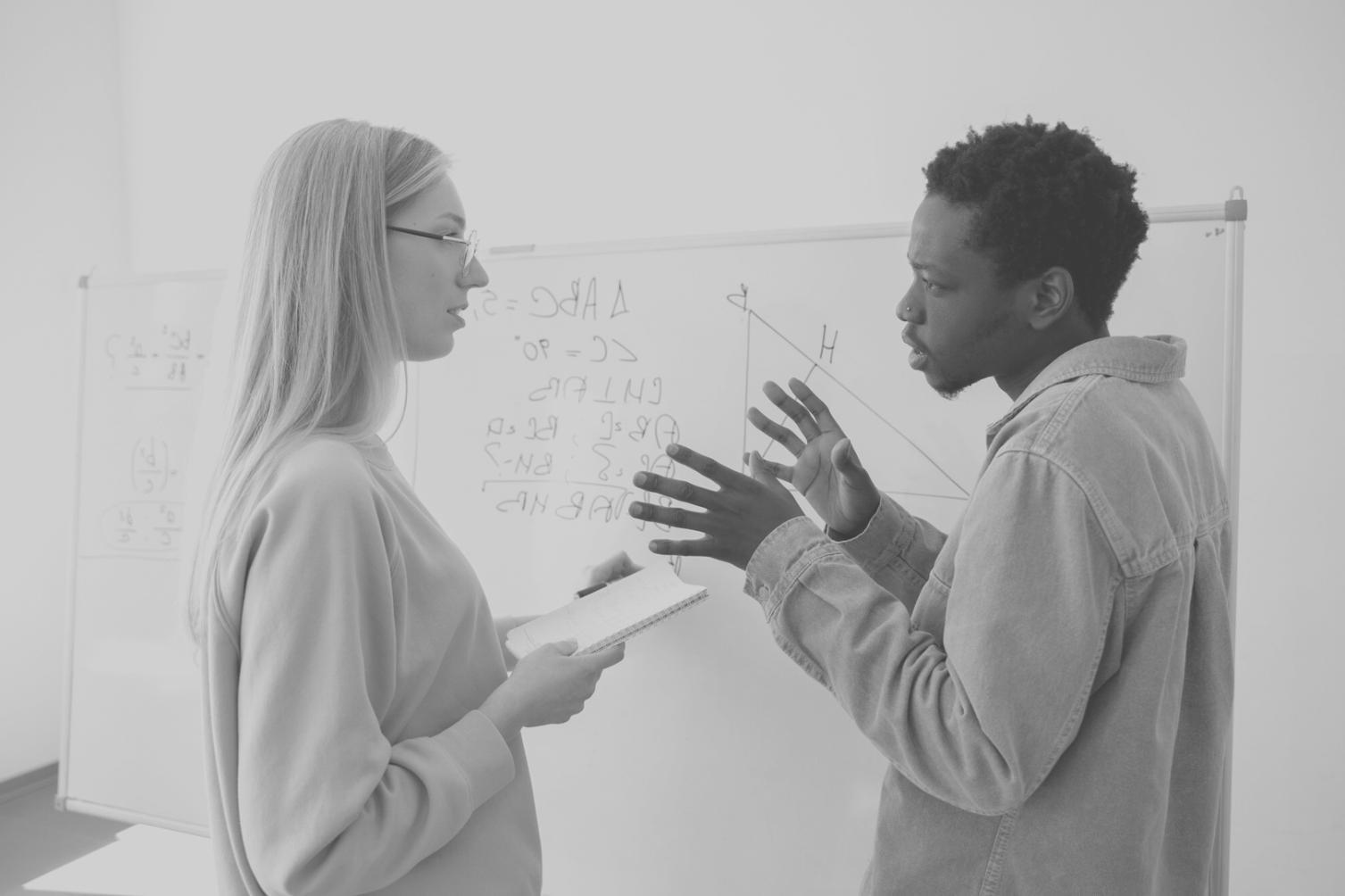 Estudiantes trabajando en proyecciones financieras durante una sesión práctica