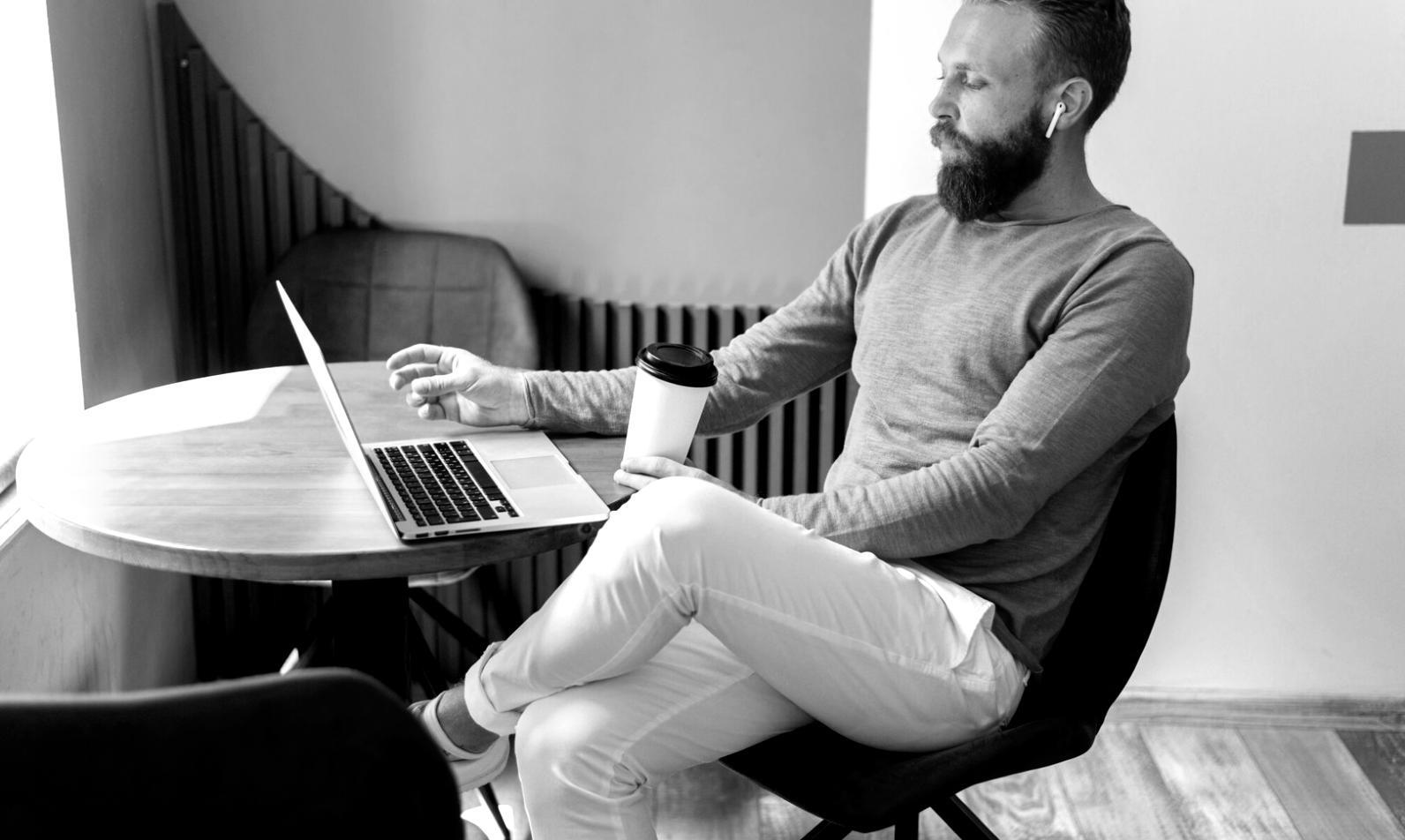 Espacio de trabajo profesional con documentación financiera organizada