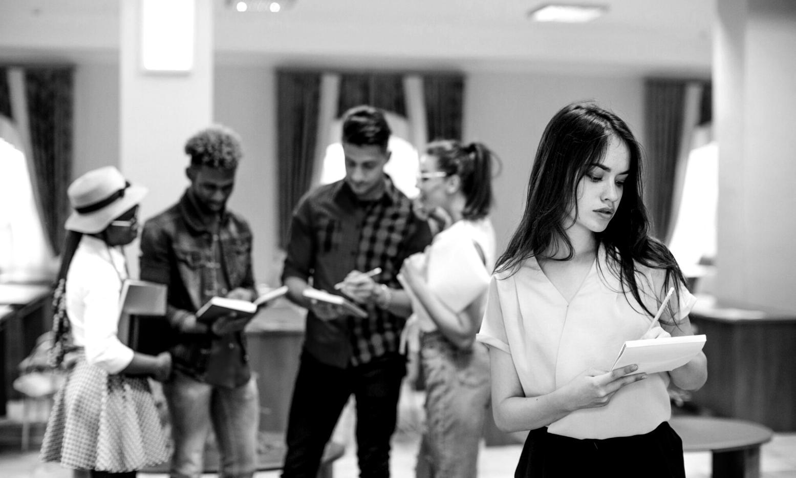 Reunión profesional de trabajo en equipo revisando estrategias financieras