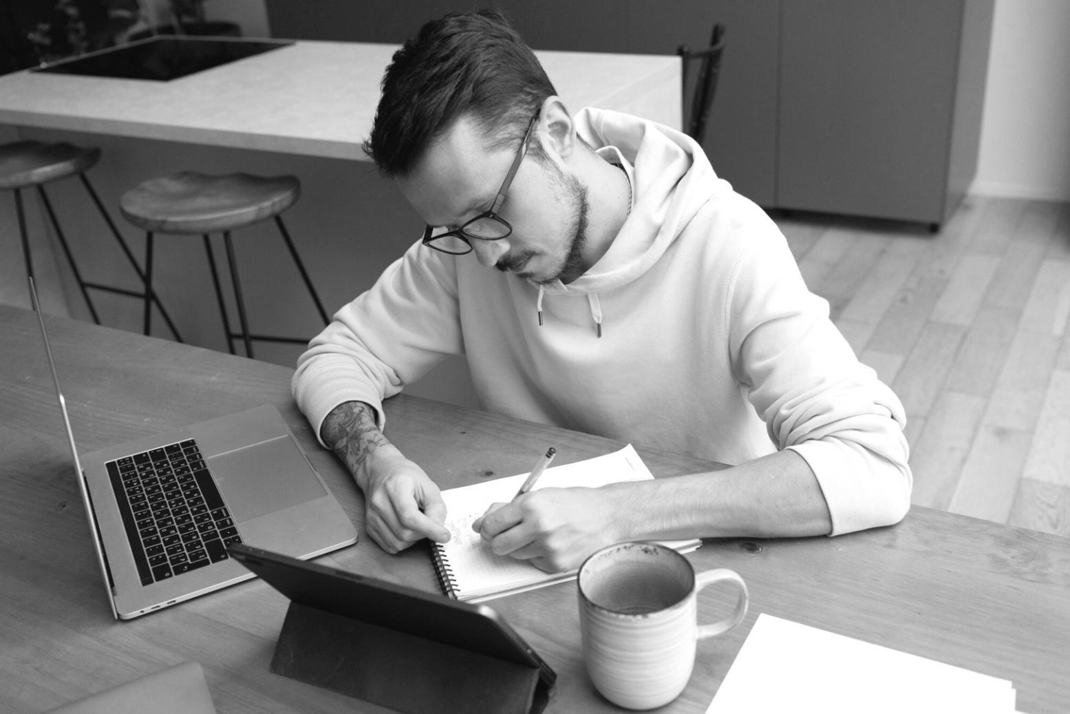 Participantes aplicando metodologías financieras en contextos empresariales reales